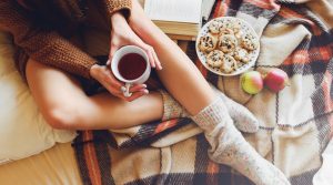 Ragazza con fibrosi cistica mangia tanti biscotti a colazione