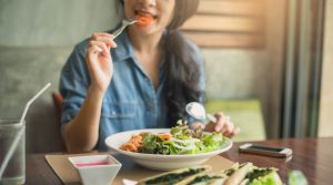 ragazza con fibrosi cistica mangia un'insalata